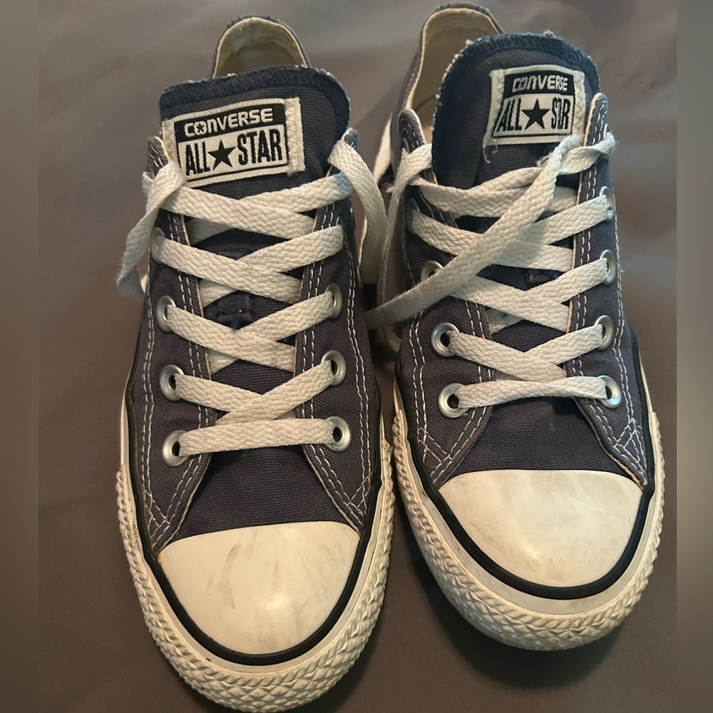 Men’s 4 Women’s 6 Navy low top chucks